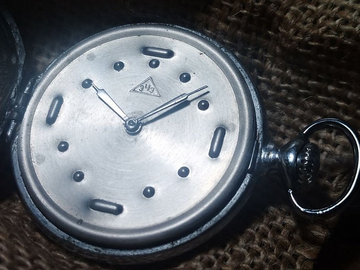 76-ЧК Złotoustowska fabryka zegarków. Mechanizm K-43. Pełne wieczko, naga stalowa tarcza, logo takie samo jak używane do oznaczania mechanizmów.