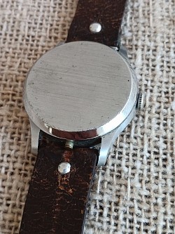 Zegarek z zamkniętym wieczkiem, z przodu.